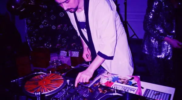 Co robi DJ? Odkryj tajniki pracy DJ-a w muzyce i klubach