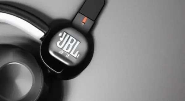 Jak włączyć słuchawki JBL - proste kroki i najczęstsze problemy