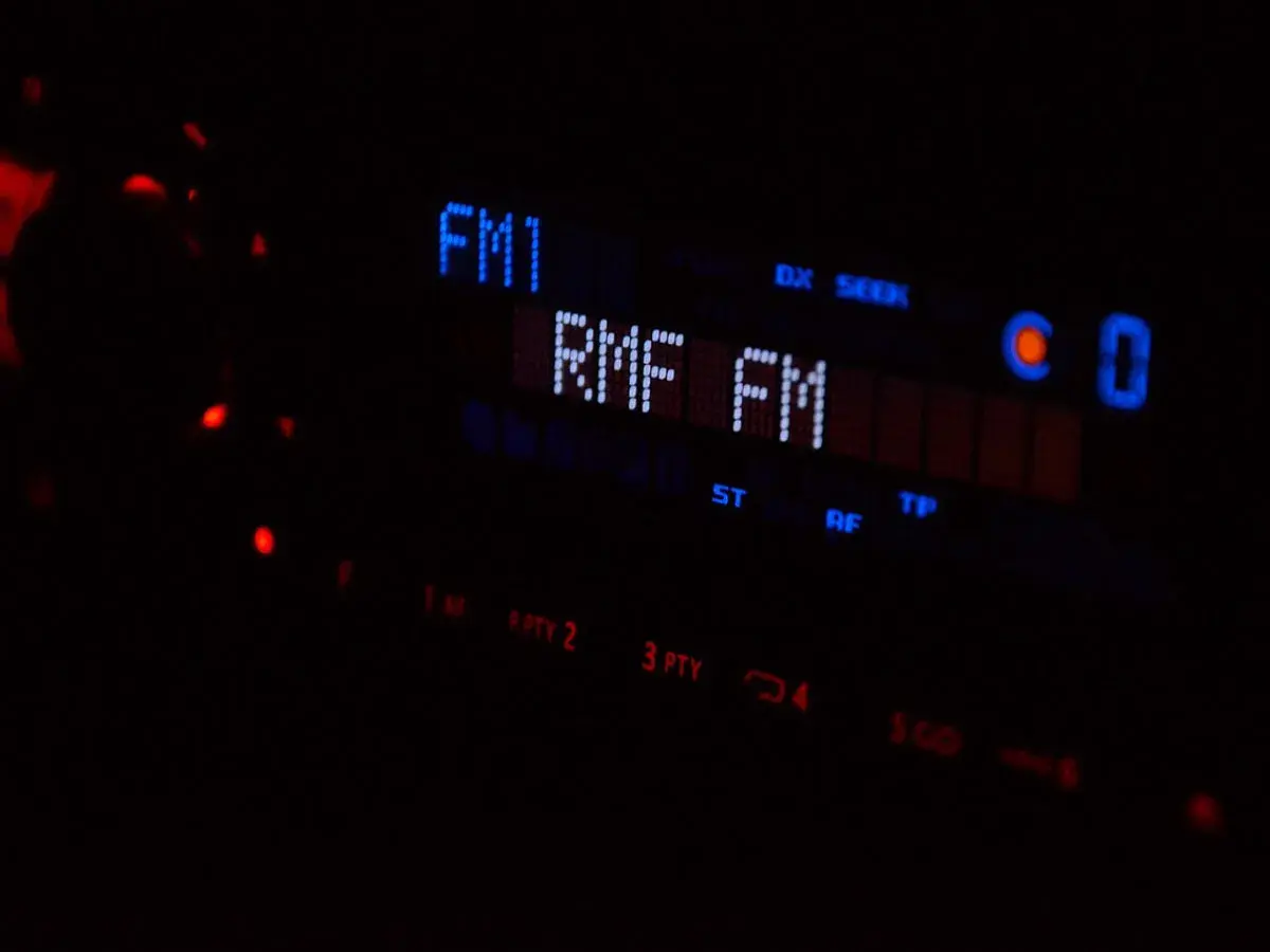 Wyświetlacz radia pokazuje "RMF FM", sugerując, jakie fale radiowe są odbierane.