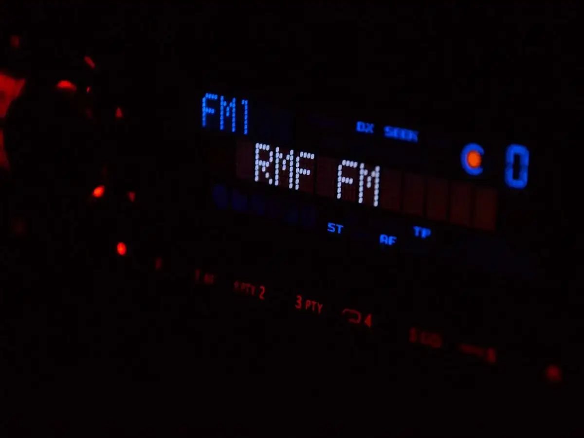 Wyświetlacz radia pokazuje "RMF FM", sugerując, jakie fale radiowe są odbierane.