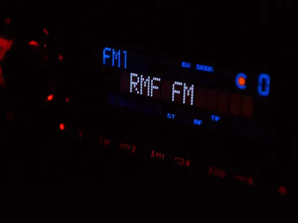 Wyświetlacz radia pokazuje "RMF FM", sugerując, jakie fale radiowe są odbierane.